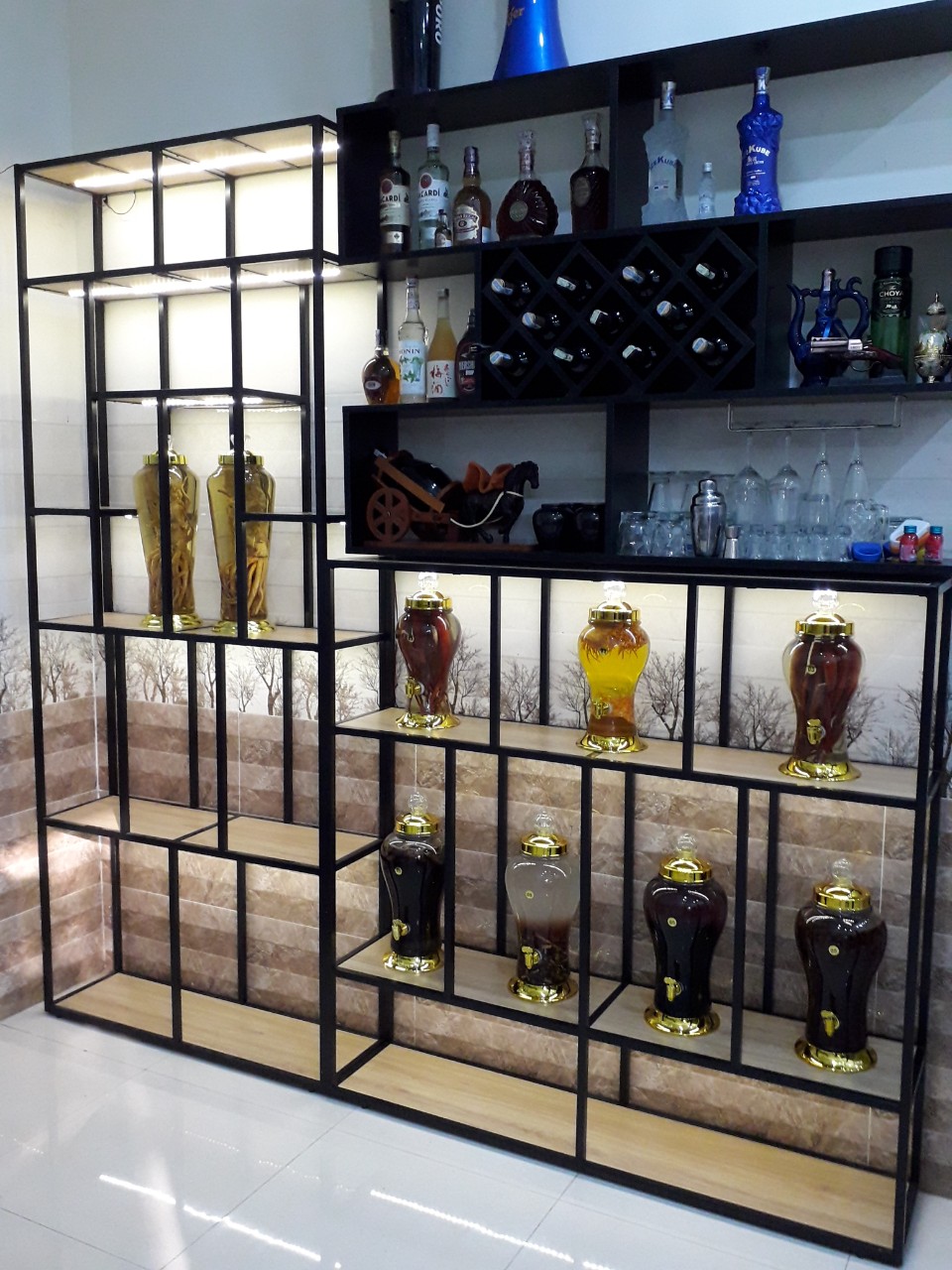Tủ rượu khung sắt là sự lựa chọn hoàn hảo cho các tín đồ sưu tập rượu. Với thiết kế đơn giản nhưng hiện đại, tủ rượu khung sắt sẽ giúp bạn trưng bày những chai rượu quý giá một cách tinh tế và sang trọng.